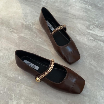 Mocasines Mary Jane de moda para mujer con punta cuadrada y adornos metálicos