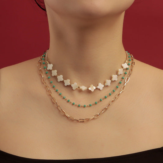 Collar bohemio de minicuentas acrílicas con trébol de cuatro hojas