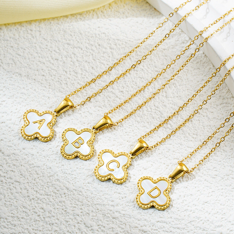 Collar de fritillaria blanca y negra con 26 letras de trébol de moda