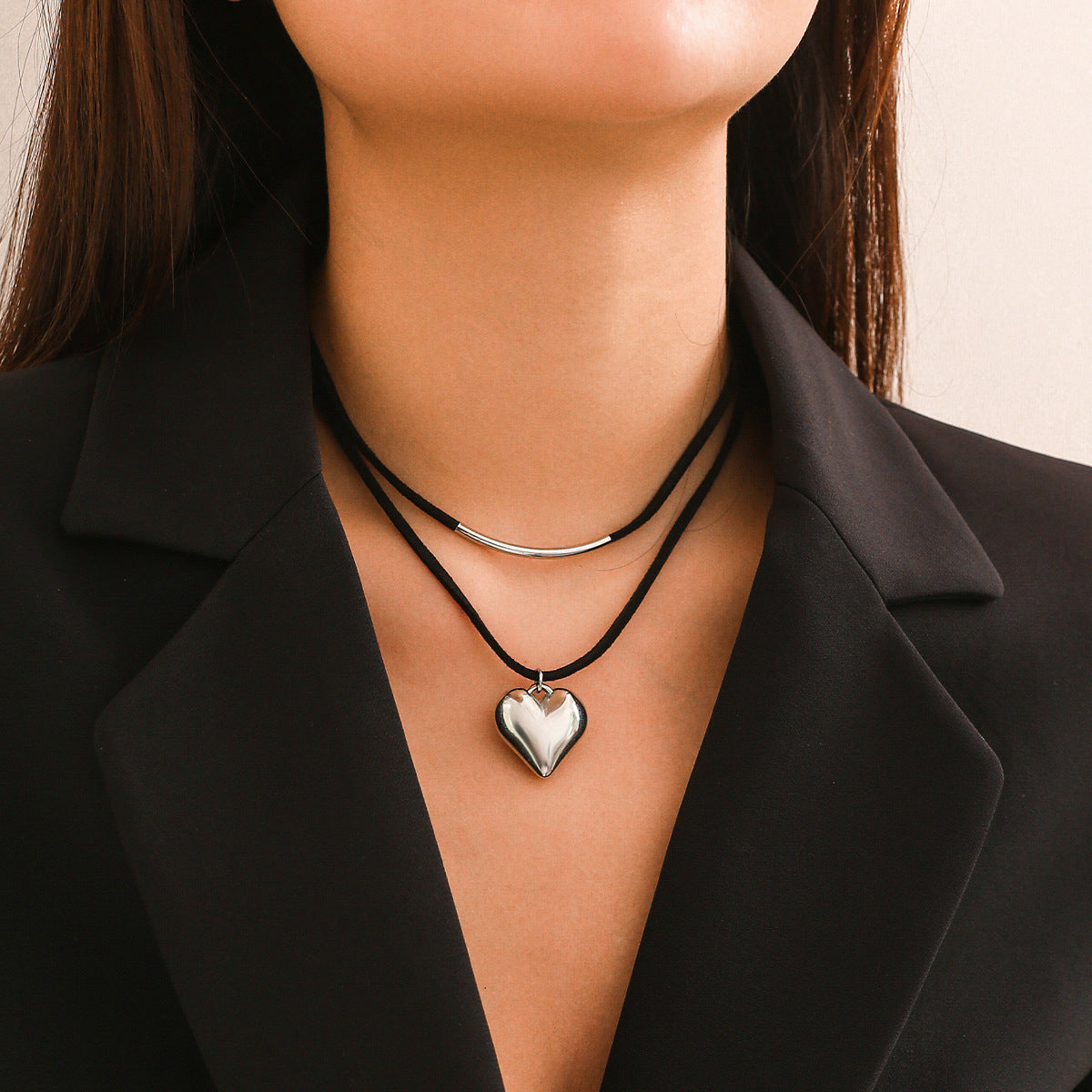Collar sencillo de corazón de chenilla negra