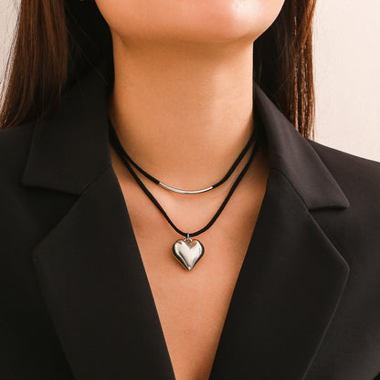 Collar sencillo de corazón de chenilla negra