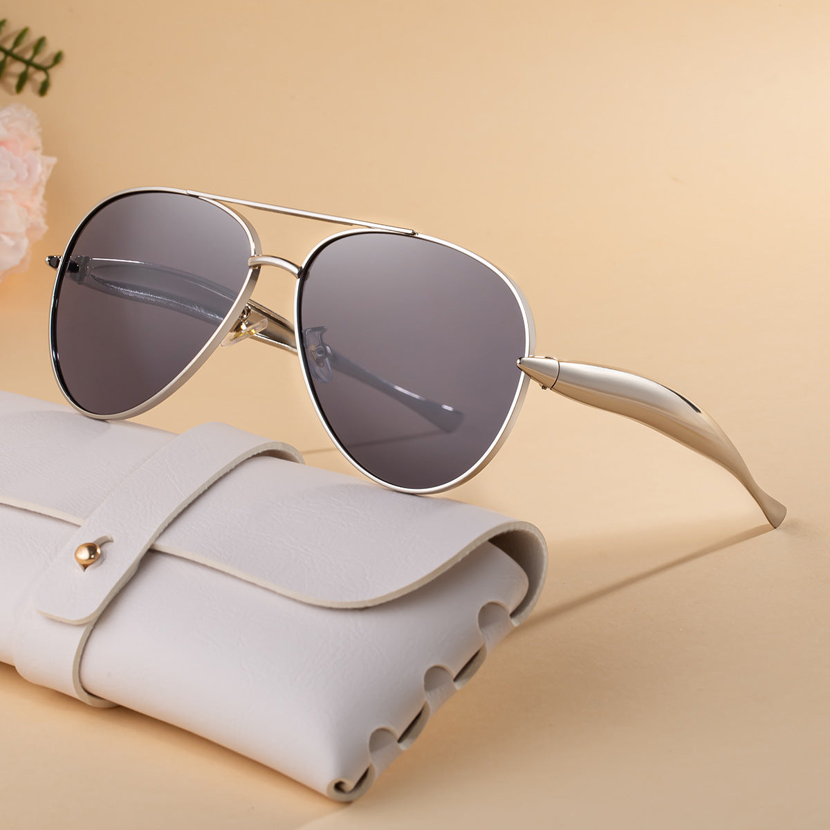 Lunettes de soleil à monture large en métal de couleur unie pour femmes