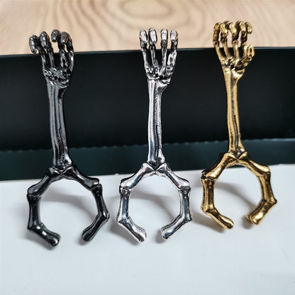 Soporte para anillo de fumar con forma de hueso de mano de esqueleto de Halloween