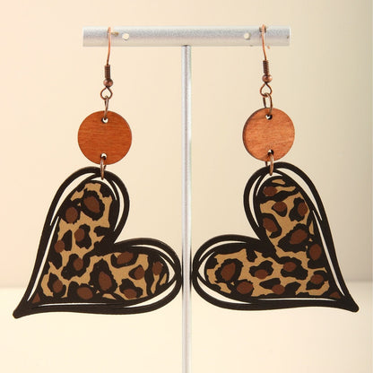 Pendientes bohemios de virutas de madera con forma de corazón y diseño de leopardo