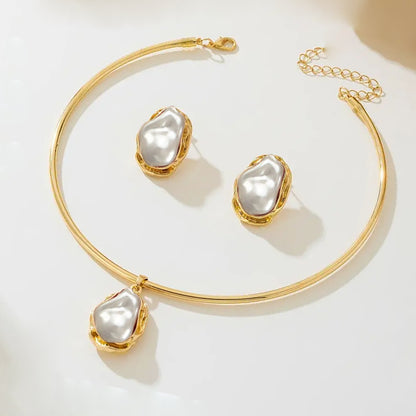 Elegante conjunto de pendientes y collar con perlas de imitación