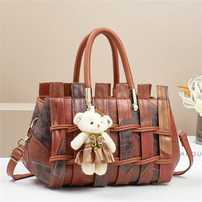 Bolso de mano retro tejido en contraste de color con colgante de oso para mujer