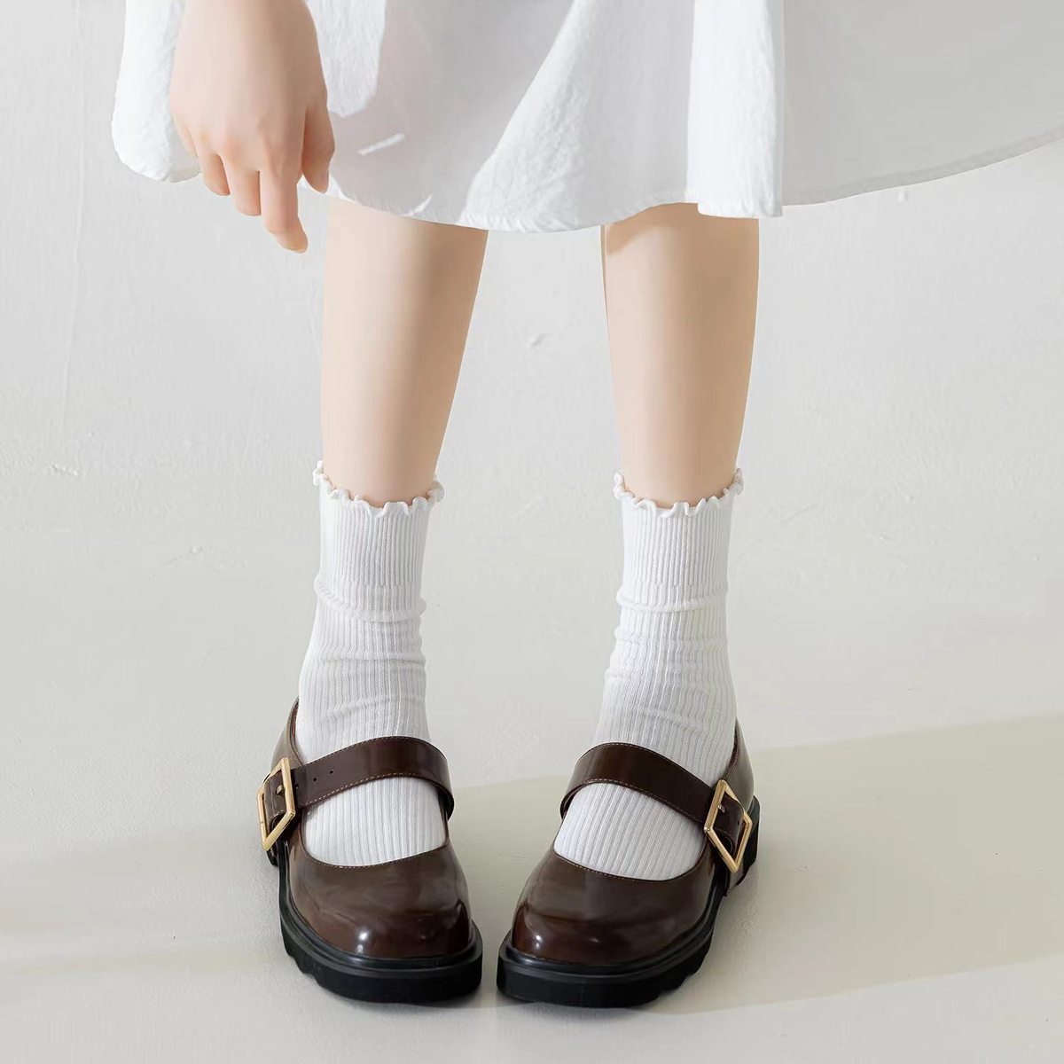 Calcetines casuales de algodón con borde rizado para mujer en colores lisos