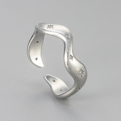 Anillo de cobre con ondas esmeriladas de circonita a la moda para mujer