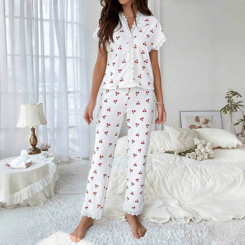Ensemble haut à manches courtes et pantalon décontracté à imprimé cerises et bordure en dentelle pour femme