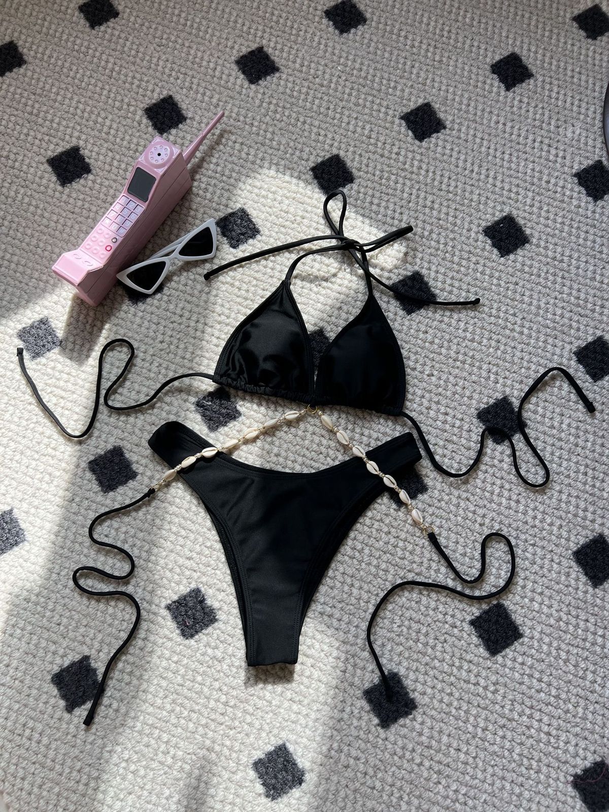 Traje de baño de bikini con cuello halter y cadena de conchas de color sólido sexy a la moda para mujer