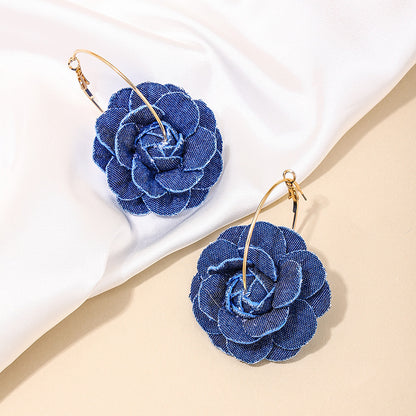 Boucles d'oreilles florales en denim exagérées et créatives