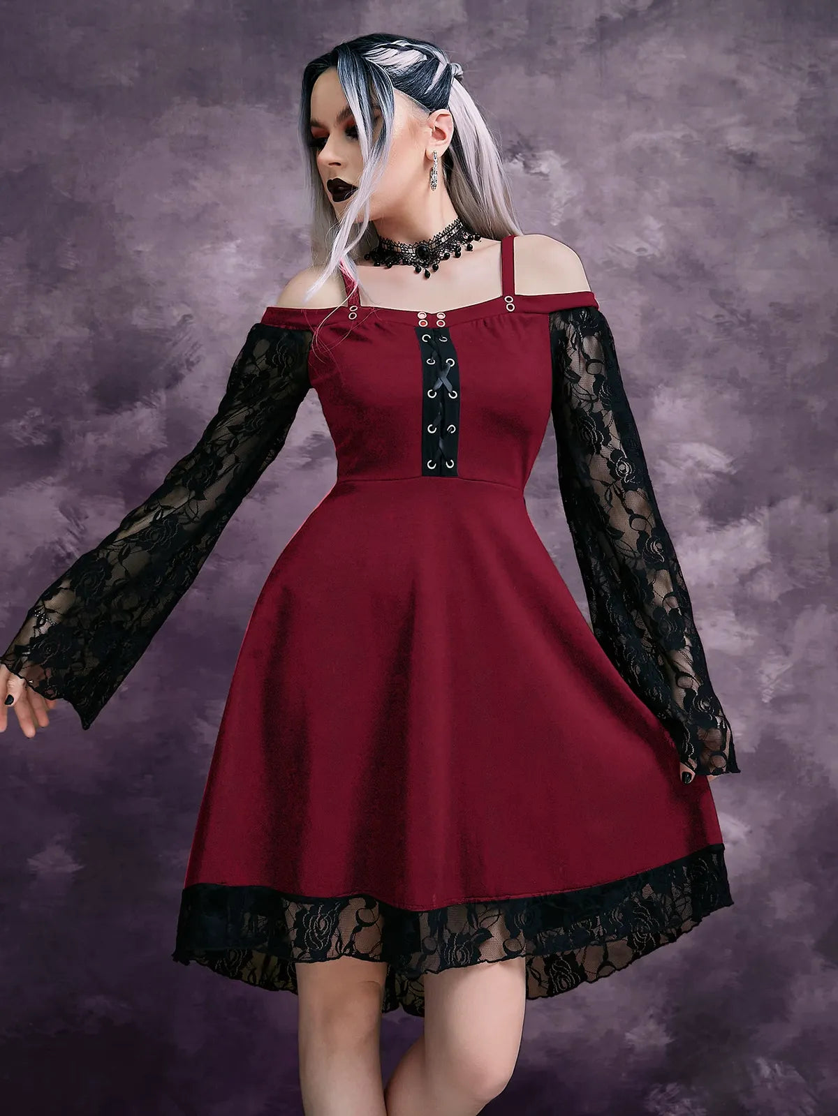 Robe gothique à manches longues évasées et épaules dénudées en dentelle