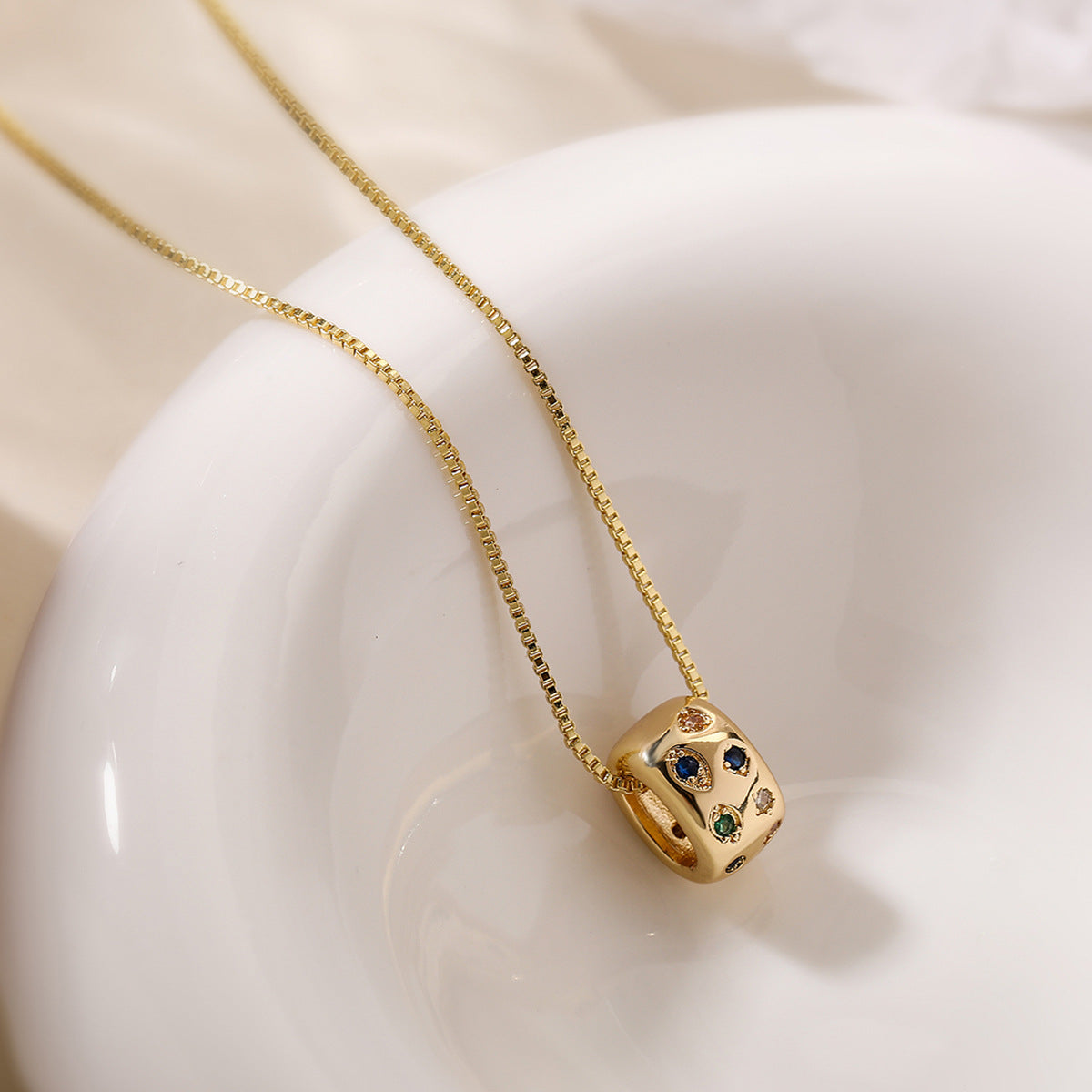 Collar con colgante de circonita chapado en oro de 18 quilates con diseño geométrico sencillo para mujer
