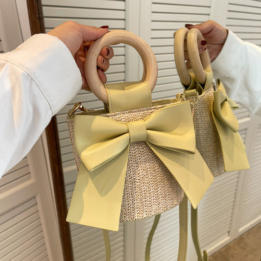 Bolso tipo cubo de paja tejida con lazo de estilo bohemio
