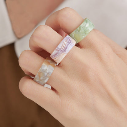 Anillo geométrico acrílico multicolor para mujer: un accesorio elegante