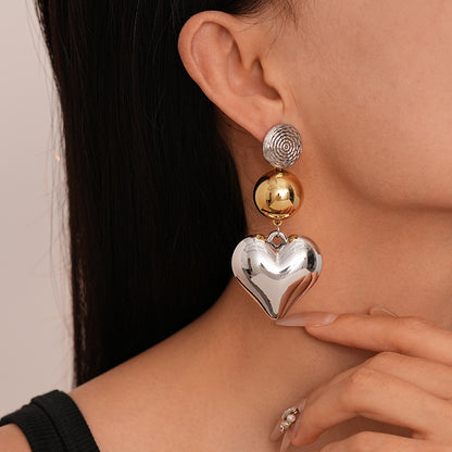 Pendientes de corazón distintivos con contraste exagerado