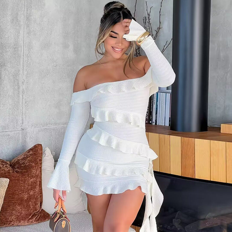 Vestido de mujer con hombros descubiertos, volantes y mangas acampanadas con cintas en color liso