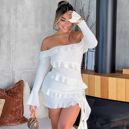 Vestido de mujer con hombros descubiertos, volantes y mangas acampanadas con cintas en color liso