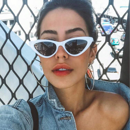 Gafas de sol retro con montura pequeña y triángulo