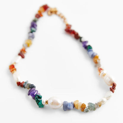 Collar bohemio de piedras multicolores tejidas a mano