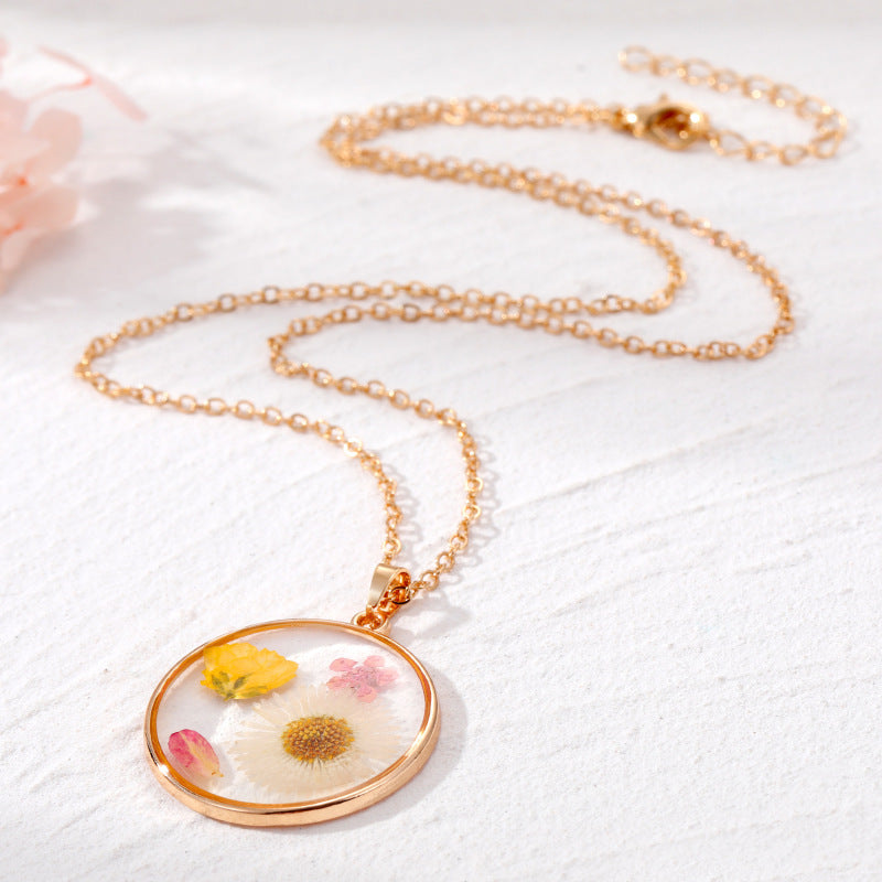 Collar con colgante de flores secas naturales de Bohemia