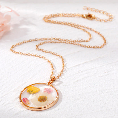 Collar con colgante de flores secas naturales de Bohemia