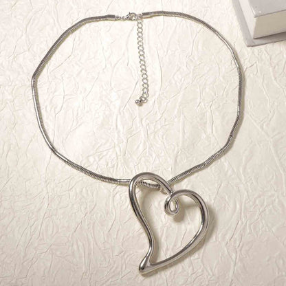 Collar con colgante de amor hueco de aleación de cuerda simple a la moda para mujer