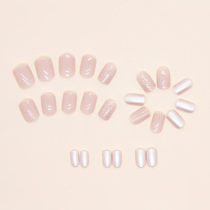 Nail Art nacré pailleté rose court et tendre pour fille