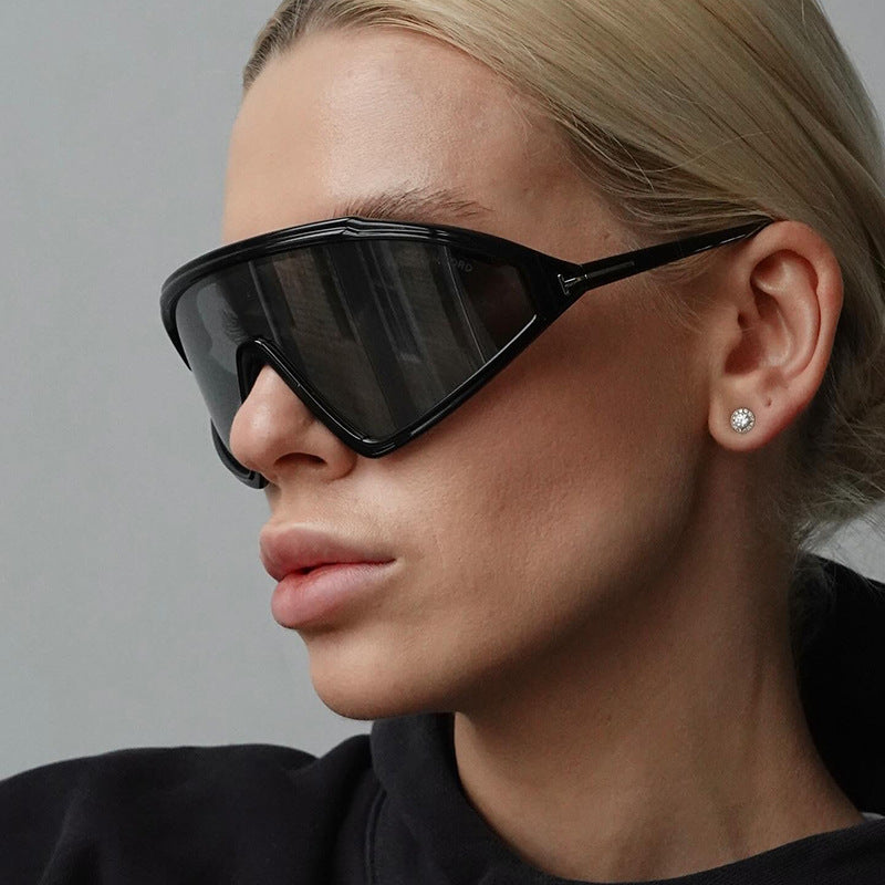 Gafas de sol triangulares irregulares y creativas de moda: estilo espejo moderno con marco de PC