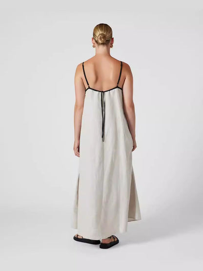 Robe longue de couleur contrastée pour les vacances d'été
