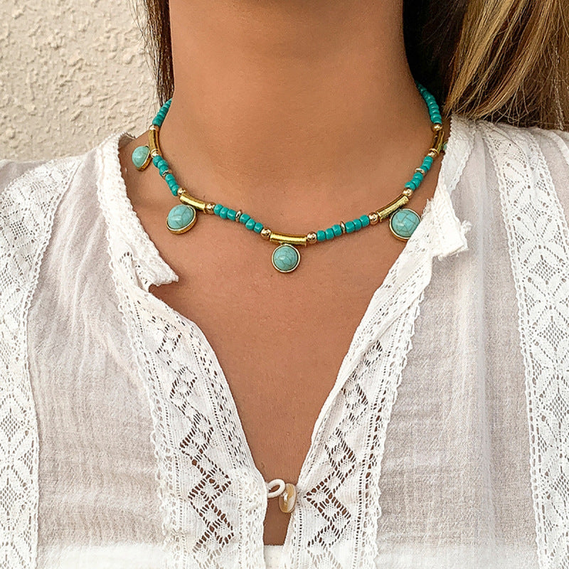 Collar bohemio con borlas de turquesa y cuentas doradas