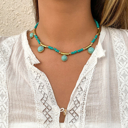 Collar bohemio con borlas de turquesa y cuentas doradas
