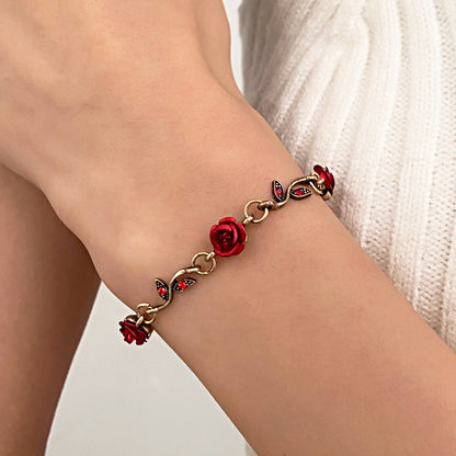 Conjunto de tres piezas de joyería floral con rosas vintage