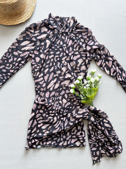 Vestido mini sexy de leopardo con mangas largas y malla transparente para mujer