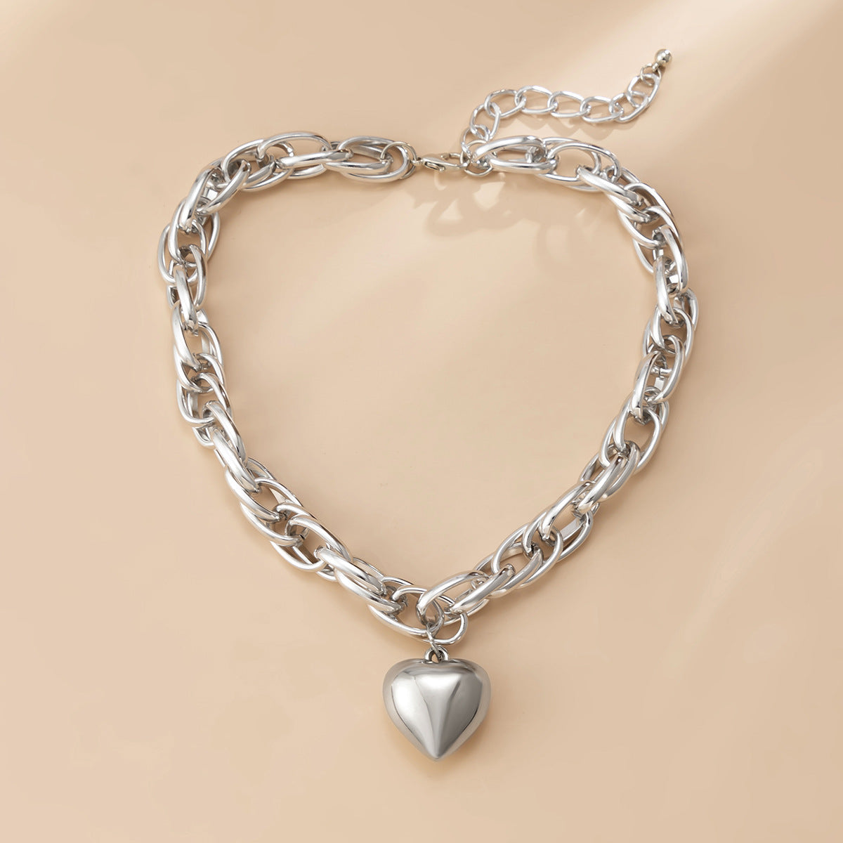 Collar con colgante de corazón hueco y cadena en forma de O simple