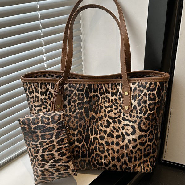 Bolso de mano de gran capacidad con estampado de leopardo y cierre de cremallera.