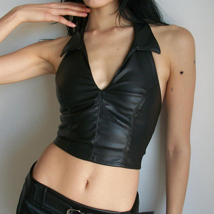 Haut court moulant en cuir à dos nu et col en V pour femme