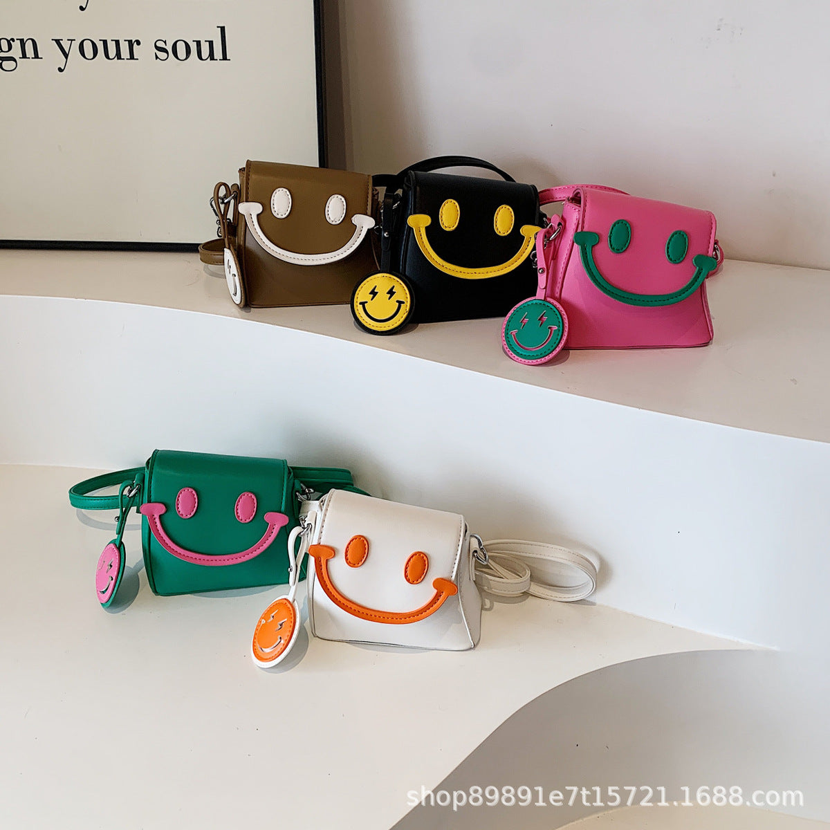 Lindo bolso bandolera mini con carita sonriente de dibujos animados