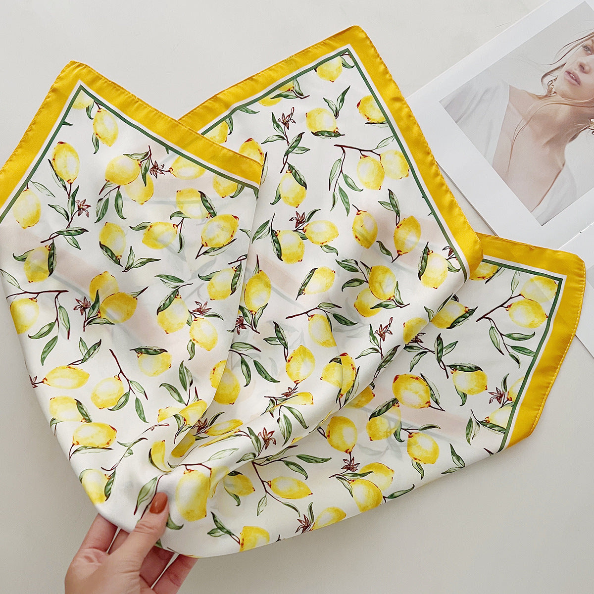Pañuelo cuadrado de seda estampado informal para mujer: accesorio ligero y lujoso.