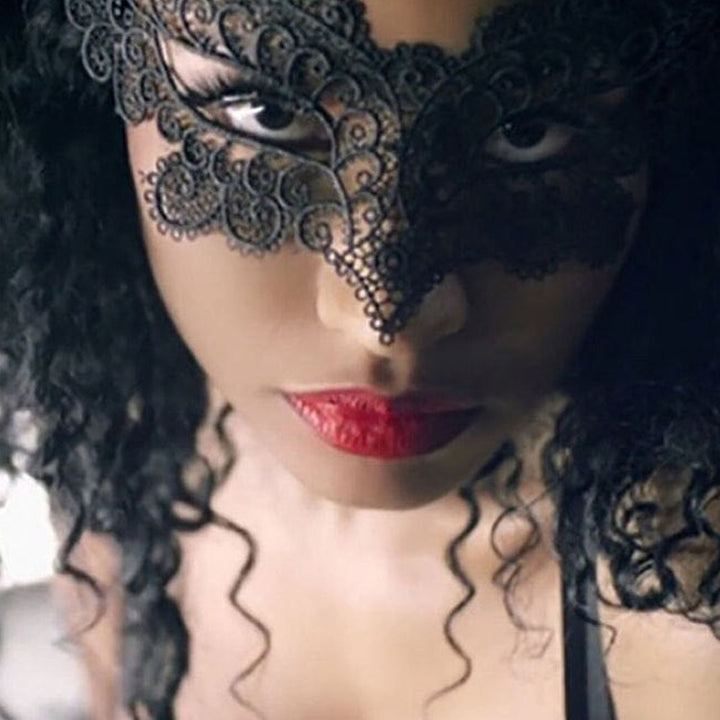Máscara facial negra