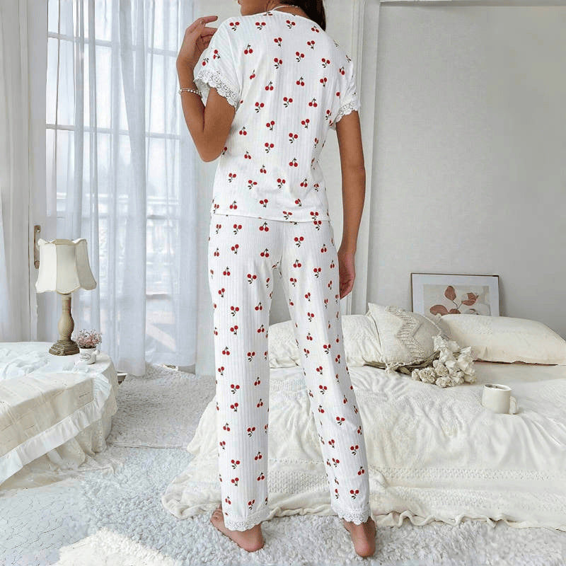 Ensemble haut à manches courtes et pantalon décontracté à imprimé cerises et bordure en dentelle pour femme