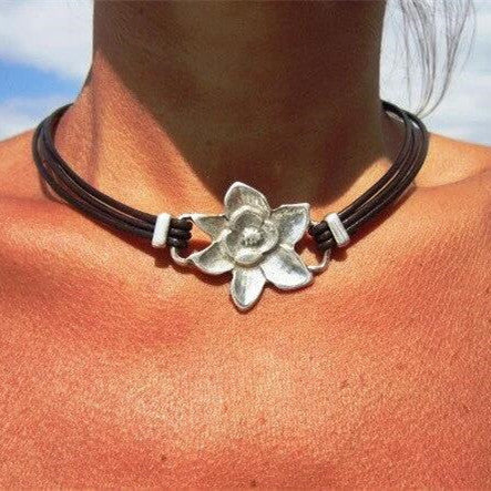 Collar de cordón encerado de aleación floral bohemio retro para mujer