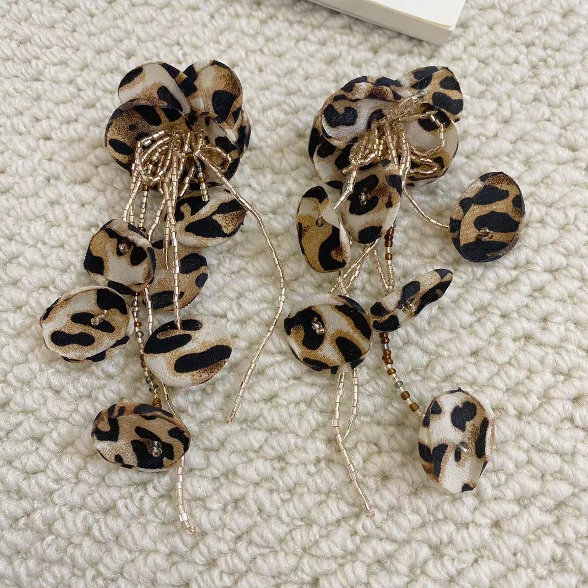 Pendientes largos con borlas florales y estampados de leopardo exagerados