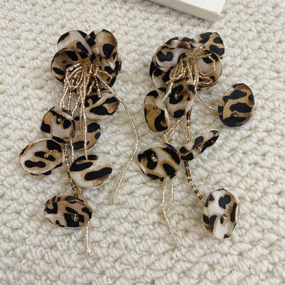Pendientes largos con borlas florales y estampados de leopardo exagerados