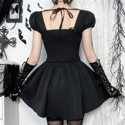Robe élégante à lacets et col carré de style gothique