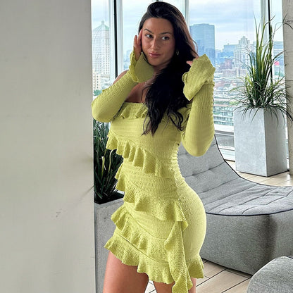 Vestido de mujer con hombros descubiertos, volantes y mangas acampanadas con cintas en color liso
