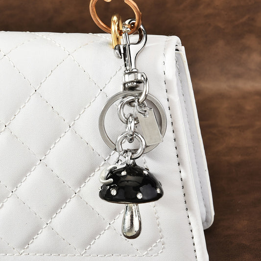 Accesorios de llavero con colgante de hongo de moda