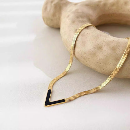 Collar en forma de V de acero y titanio para mujer
