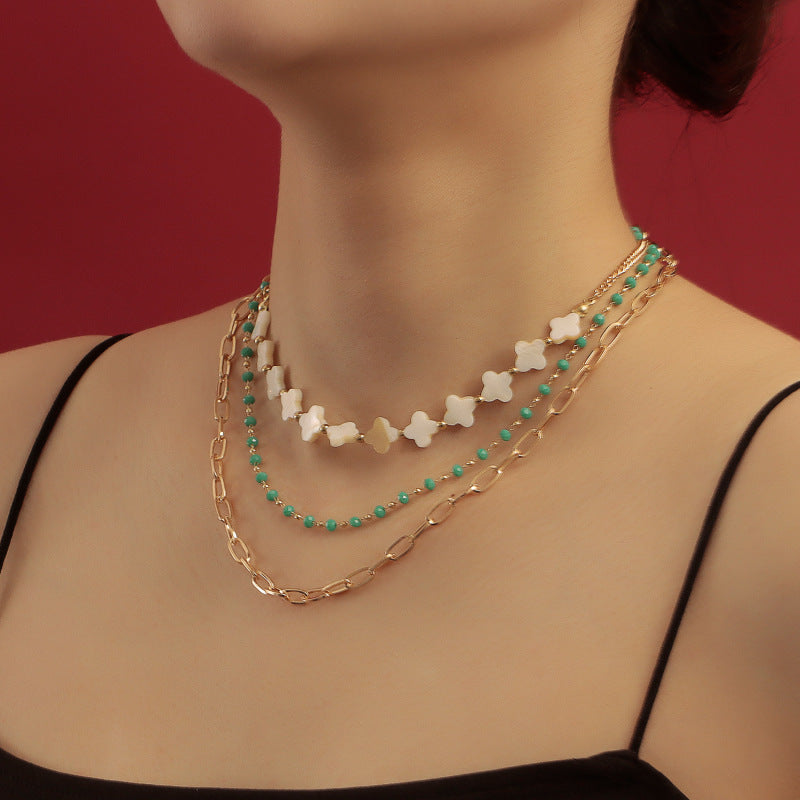 Collar bohemio de minicuentas acrílicas con trébol de cuatro hojas