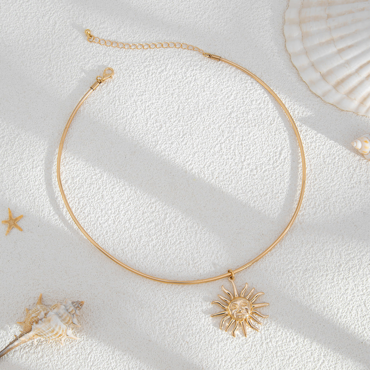 Collar con colgante de aleación de sol simple a la moda para mujer para un uso elegante